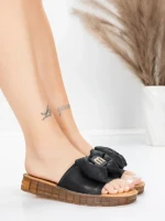 Damskie kapcie ze skóry naturalnej 28118 Czarny | Advancer