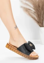 Damskie kapcie ze skóry naturalnej 28118 Czarny | Advancer